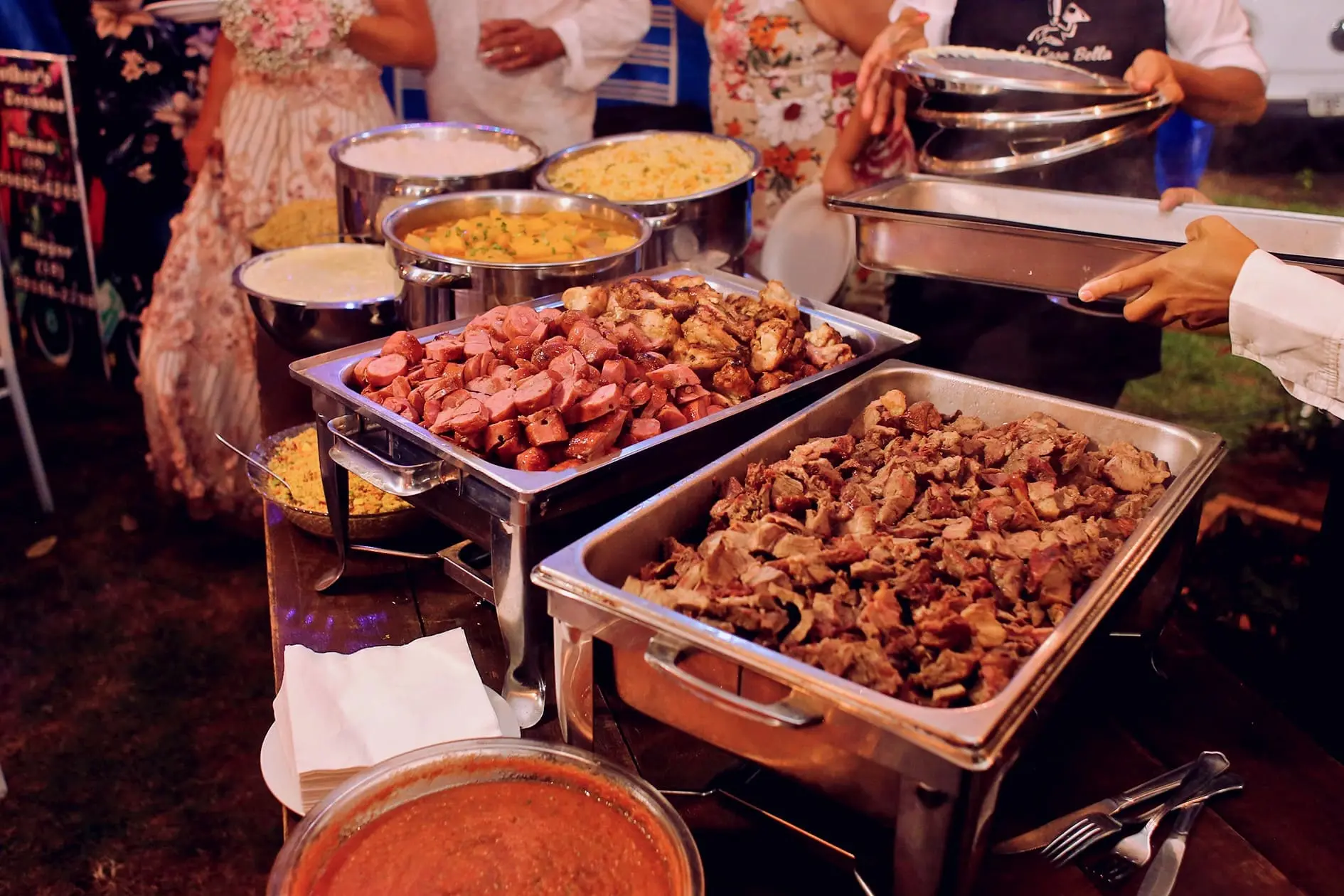Montagem de mesa de buffet para casamento elegante